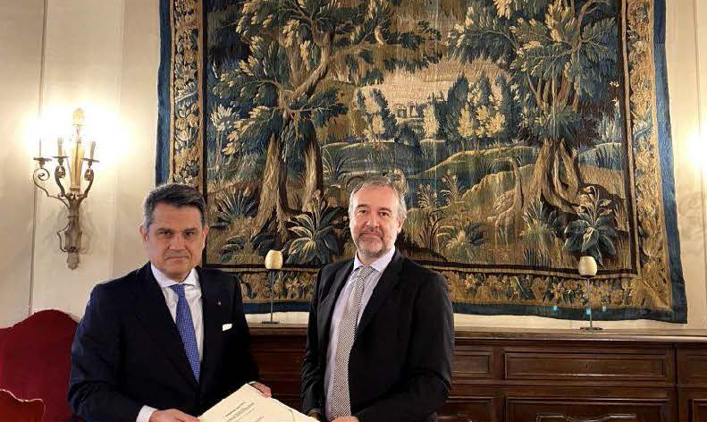 In Rome on 20 January, 2023, His Excellency, Miguel Ángel Fernández-Palacios Martínez, Ambassador Extraordinary and Plenipotentiary of the Kingdom of Spain in Italy, presents the instruments of ratification of the Luxembourg Rail Protocol to Professor Ignacio Tirado, Secretary-General of UNIDROIT, at UNIDROIT’s offices